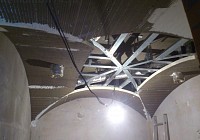Каркас купола выполняется из профиля, после чего панели склеиваются между собой и крепятся на клей-пену и дюбели к каркасу